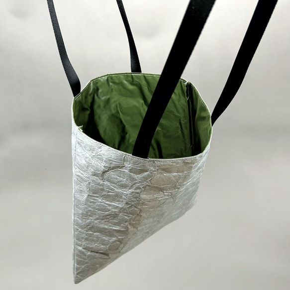 [特殊軽量素材]シワ加工マチなしトート　シルバー  (裏地①ダークパープル②ブライトイエロー③ダークグリーン) 8枚目の画像