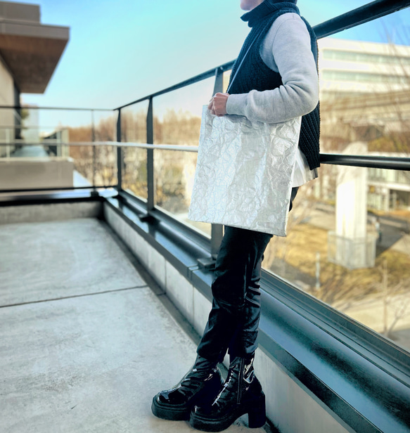 [特殊軽量素材]シワ加工マチなしトート　シルバー  (裏地①ダークパープル②ブライトイエロー③ダークグリーン) 14枚目の画像