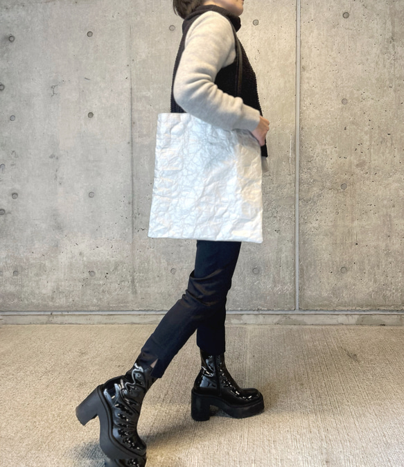 [特殊軽量素材]シワ加工マチなしトート　シルバー  (裏地①ダークパープル②ブライトイエロー③ダークグリーン) 18枚目の画像