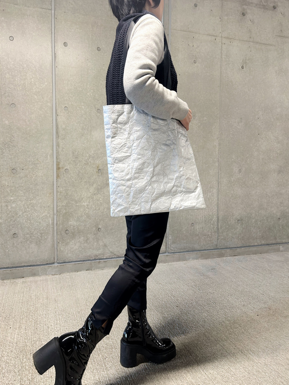 [特殊軽量素材]シワ加工マチなしトート　シルバー  (裏地①ダークパープル②ブライトイエロー③ダークグリーン) 20枚目の画像