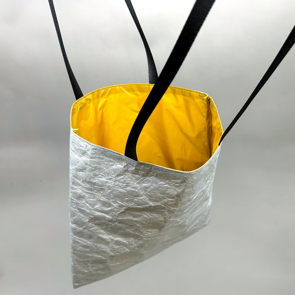 [特殊軽量素材]シワ加工マチなしトート　シルバー  (裏地①ダークパープル②ブライトイエロー③ダークグリーン) 7枚目の画像