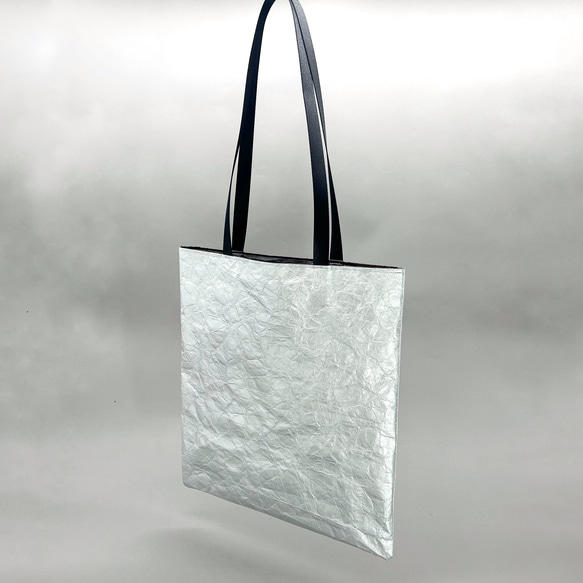 [特殊軽量素材]シワ加工マチなしトート　シルバー  (裏地①ダークパープル②ブライトイエロー③ダークグリーン) 4枚目の画像