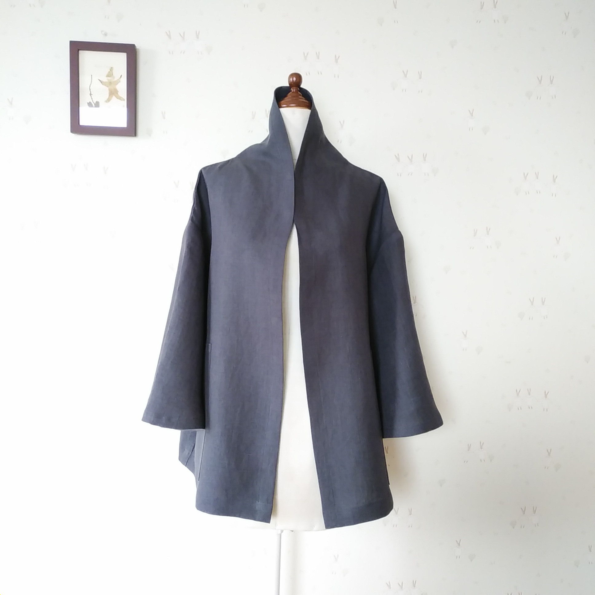 【新作】ベルスリーブジャケット♪ドロップショルダー☆中厚地ソフトリネン（日本製/チャコールグレー)