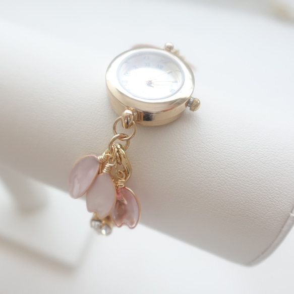 サクラのワイヤーフラワーのブレスレットウォッチ 3枚目の画像