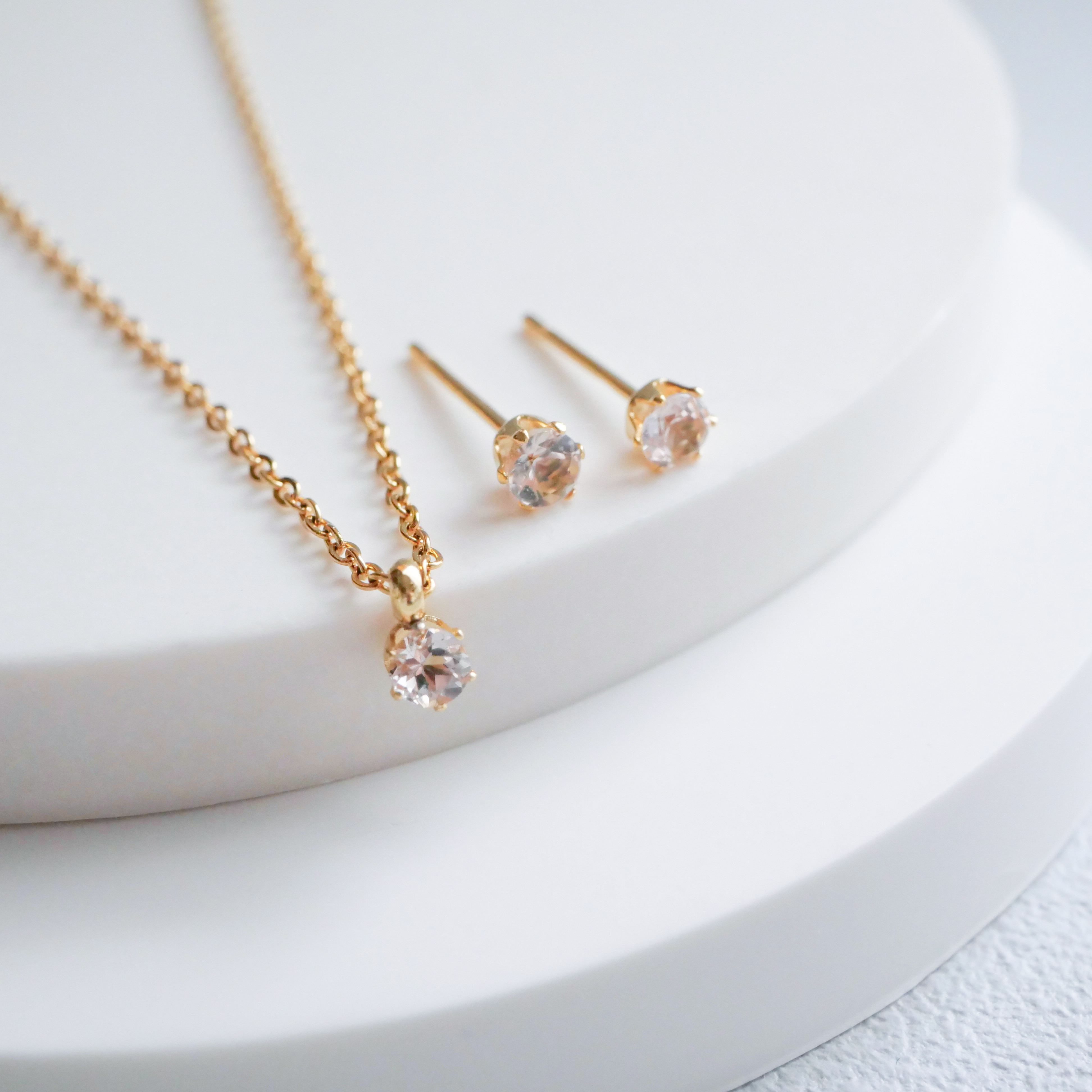 モルガナイトの一粒ピアスとネックレスの2点セット　３ｍｍ　4月誕生石 サージカルステンレス　誕生日プレゼント　小粒