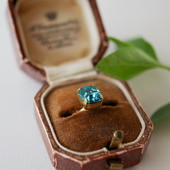 こっくりカプリブルー　ヴィンテージクリスタルガラスのイヤーカフ　the rectangle Capri blue 4枚目の画像