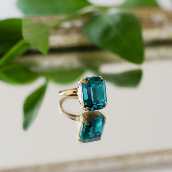 こっくりカプリブルー　ヴィンテージクリスタルガラスのイヤーカフ　the rectangle Capri blue 1枚目の画像