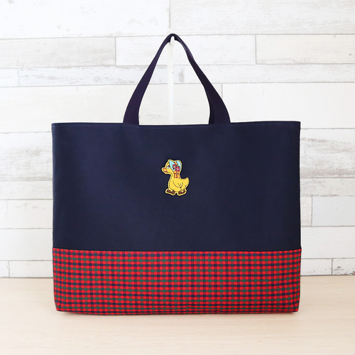 メルヘンチックな黄色いアヒルちゃんのワッペン付き】ファミリア風 赤