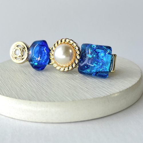 ヘアクリップ レジン 6.5cmオーバル 美しいマトリカリア 水色 サファイアブルーのヘアクリップ☆ / レジン / 水面 / 海 / 夏