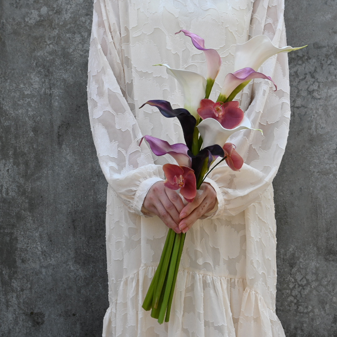《特別価格20%OFF》カラー×胡蝶蘭のスレンダーブーケ