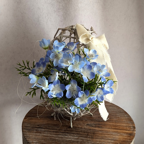 あふれる可愛さ！ネモフィラのブルーが素敵なかごアレンジメント 可憐