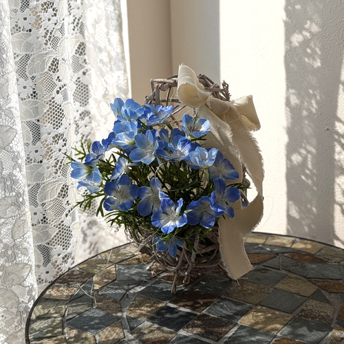 あふれる可愛さ！ネモフィラのブルーが素敵なかごアレンジメント 可憐