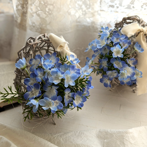 あふれる可愛さ！ネモフィラのブルーが素敵なかごアレンジメント 可憐