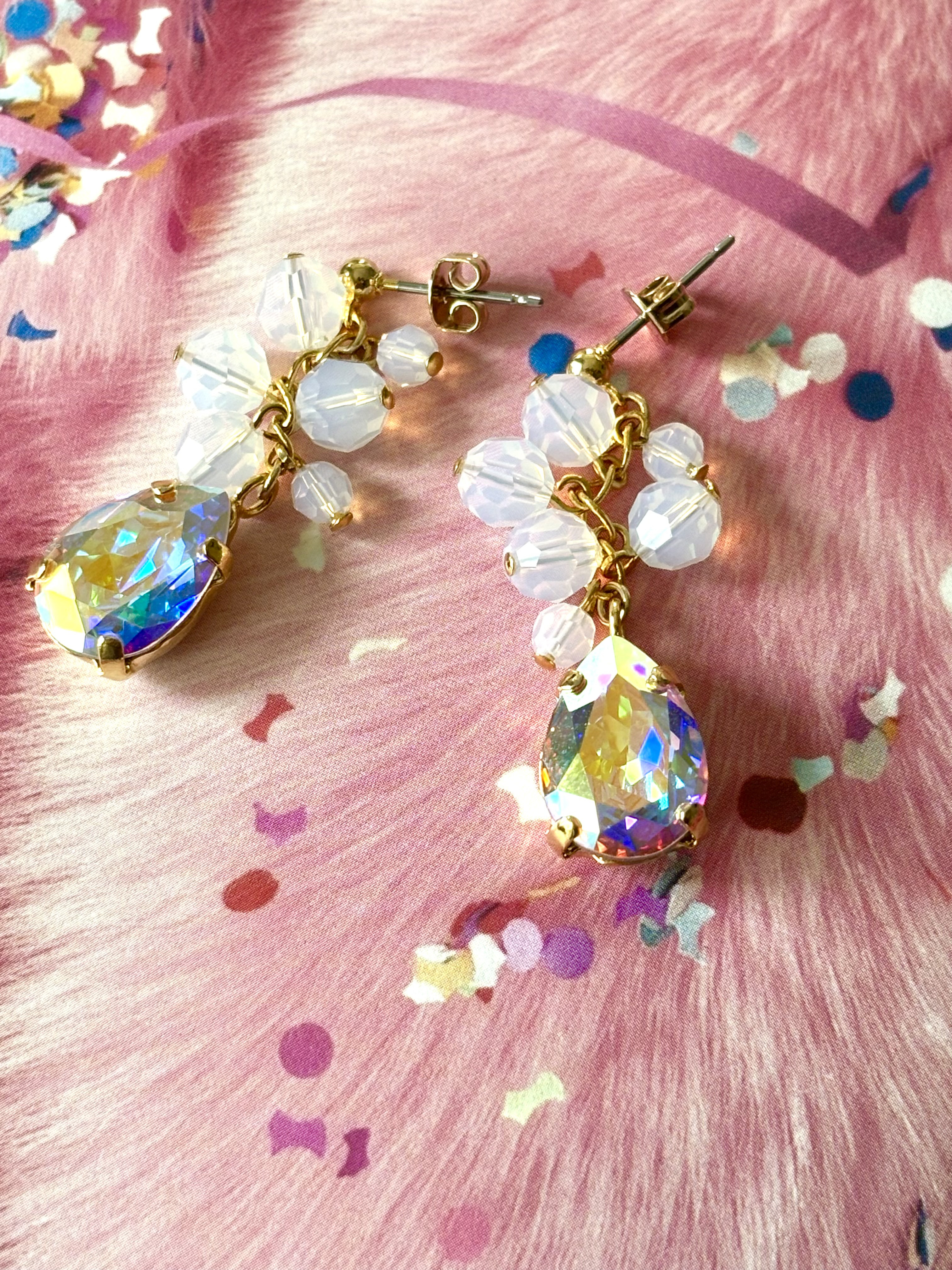 ホワイトオパール&オーロラアーモンドクリスタル⭐️ゴールドピアス