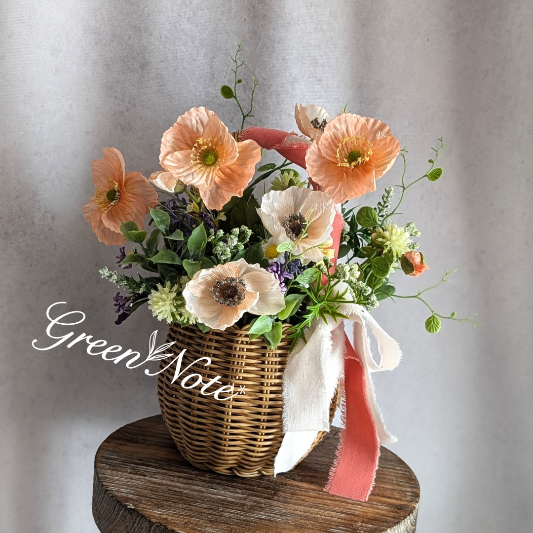 ポピーとお花たちがナチュラルなかごアレンジメント　ずっときれいなアーティフィシャルフラワーアレンジ