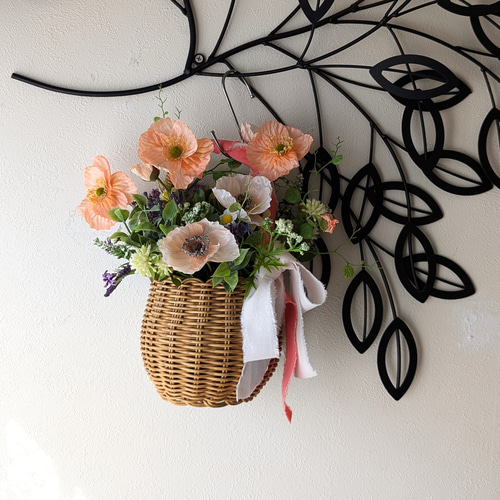 ポピーとお花たちがナチュラルなかごアレンジメント ずっときれいな
