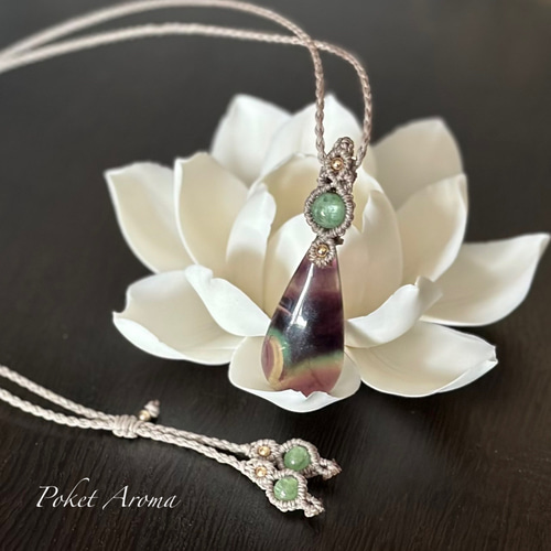 『清翔』ピーコックフローライトとグリーンカイヤナイトマクラメペンダントネックレス 清翔』ピーコックフローライトとグリーンカイヤナイトのマクラメ