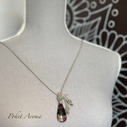 『清翔』ピーコックフローライトとグリーンカイヤナイトマクラメペンダントネックレス 清翔』ピーコックフローライトとグリーンカイヤナイトのマクラメ