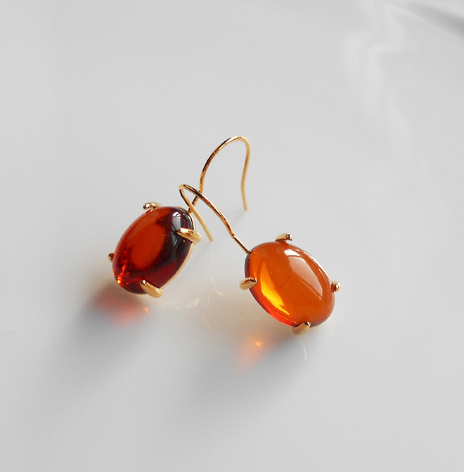 美しい色と艶　バルティックアンバーのピアス