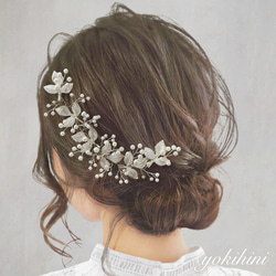 かすみ草のヘアアクセサリーが可愛いブライダルヘアまとめ