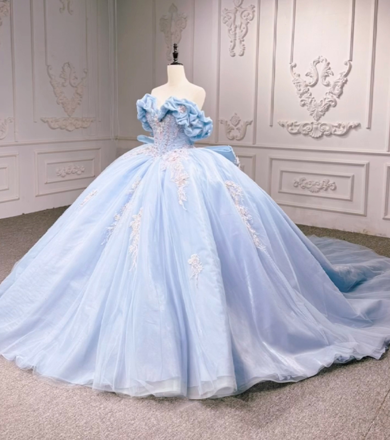 美品　胸フリル　オフショルダー　二の腕を隠せる　ギャザー　水色　咲き誇る刺繍　カラードレス　サイズオーダー可能ブライダル