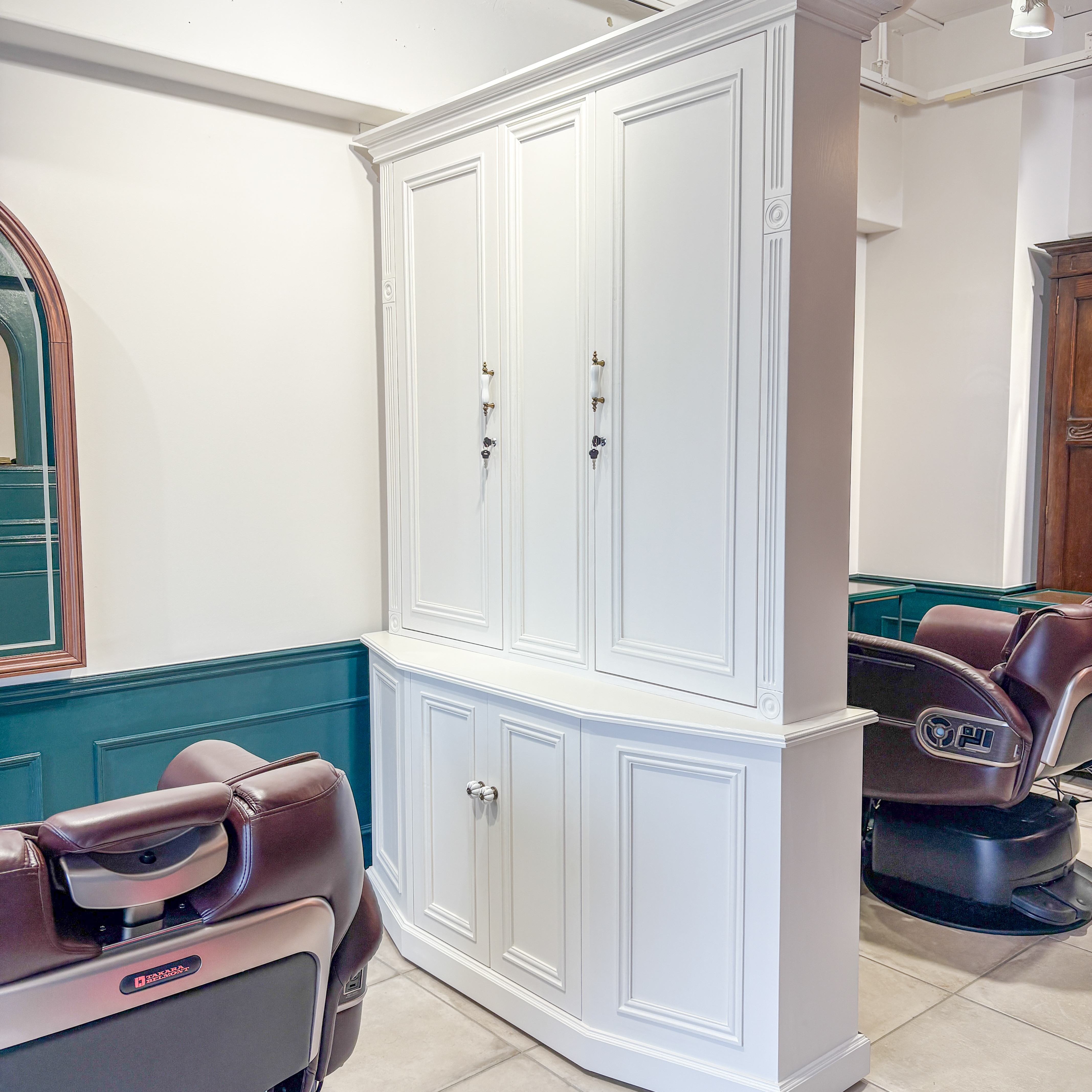 美容室向けクローゼット 美容室向けロッカー オーダーメイド店舗什器 ハンガーラック アンティーク調キャビネット