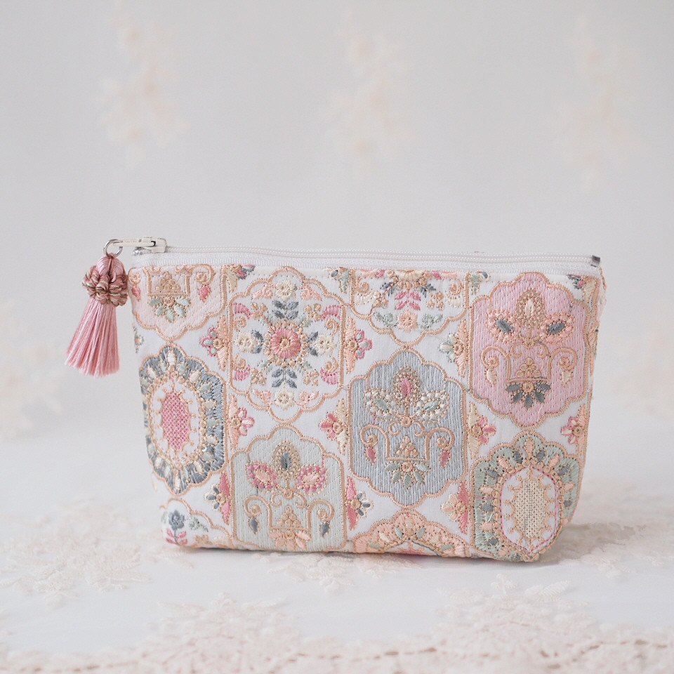 インド刺繍生地　ポーチ インド刺繍生地 ポーチ・上品なデザインの刺繍生地です♪ オフ