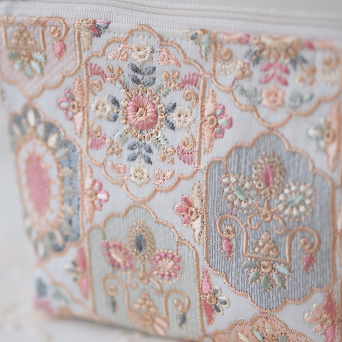 インド・インド刺繍生地 ポーチ・上品なデザインの刺繍生地です