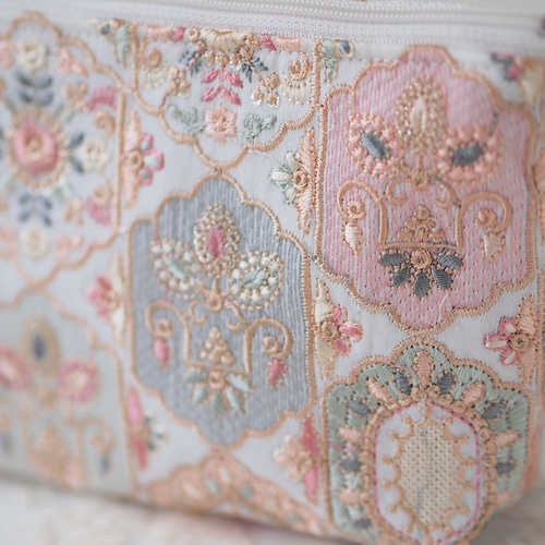 インド刺繍生地　ほわほわポーチ インド刺繍生地 ほわほわポーチ 生地変更あり】インド・インド