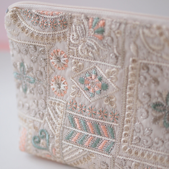 インド・インド刺繍生地 ポーチ・ フラワーベージュ系・ インド刺繍ファブリック 3枚目の画像