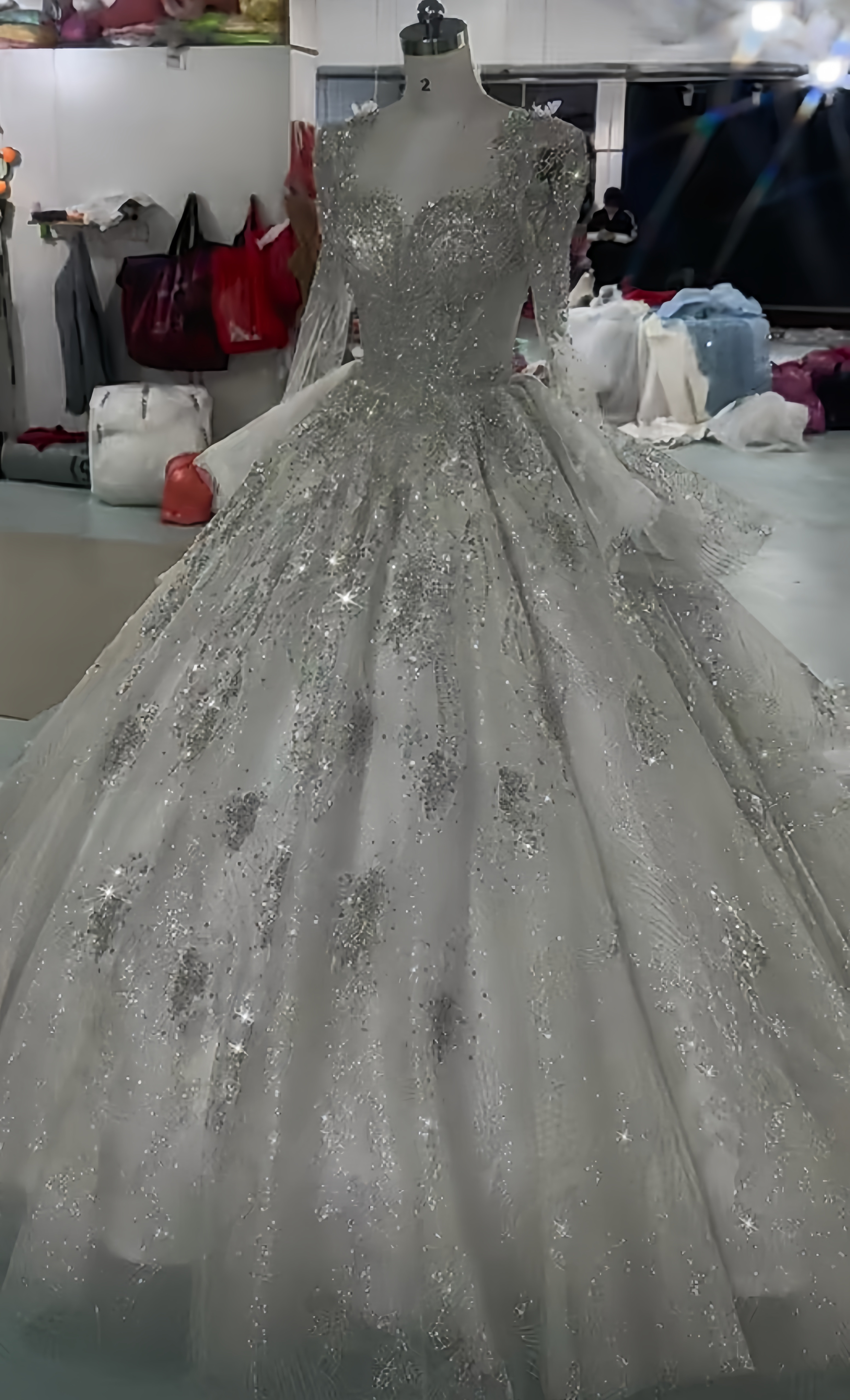 豪華なウェディングドレス！ドレス全体的にきらきらビジュー　スクエアネック　お姫様　フレアースカート　大人気　前撮りお呼ば