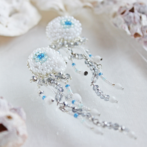 雫 立体 ダイヤ レインボー ゆらゆら 手染め ビーズ 大ぶり ピアス 雫 立体 ダイヤ レインボー ゆらゆら 手染め ビーズ 大ぶり ピアス