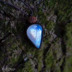 【レア希少！9面！永遠の愛の象徴！優しい愛情で満たされたいあなたへ！レインボームーンストーンと9面ルドラクシャのお守り 9枚目の画像