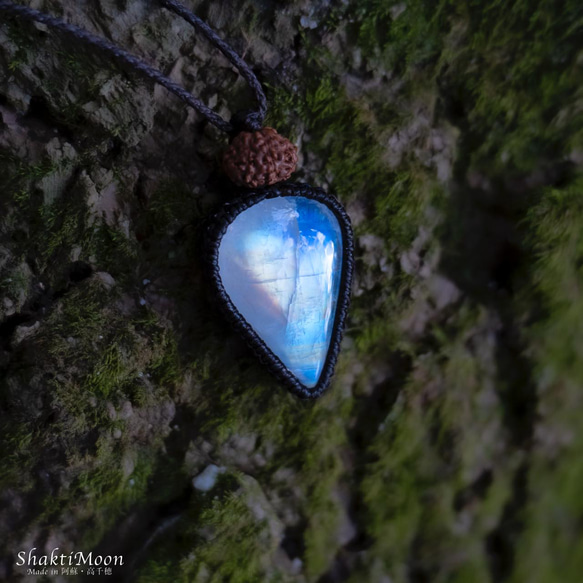 【レア希少！9面！永遠の愛の象徴！優しい愛情で満たされたいあなたへ！レインボームーンストーンと9面ルドラクシャのお守り 9枚目の画像