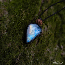 【レア希少！9面！永遠の愛の象徴！優しい愛情で満たされたいあなたへ！レインボームーンストーンと9面ルドラクシャのお守り 6枚目の画像