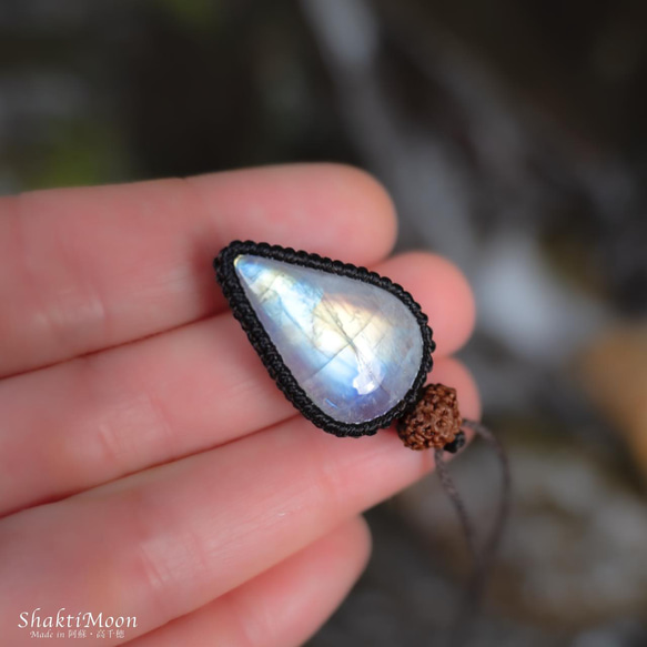 【レア希少！9面！永遠の愛の象徴！優しい愛情で満たされたいあなたへ！レインボームーンストーンと9面ルドラクシャのお守り 4枚目の画像