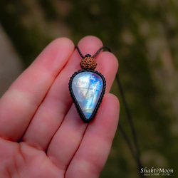 【レア希少！9面！永遠の愛の象徴！優しい愛情で満たされたいあなたへ！レインボームーンストーンと9面ルドラクシャのお守り 5枚目の画像