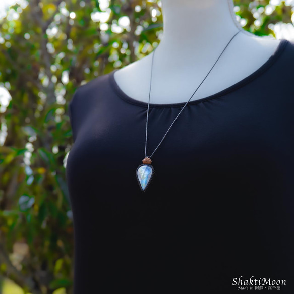 【レア希少！9面！永遠の愛の象徴！優しい愛情で満たされたいあなたへ！レインボームーンストーンと9面ルドラクシャのお守り 11枚目の画像