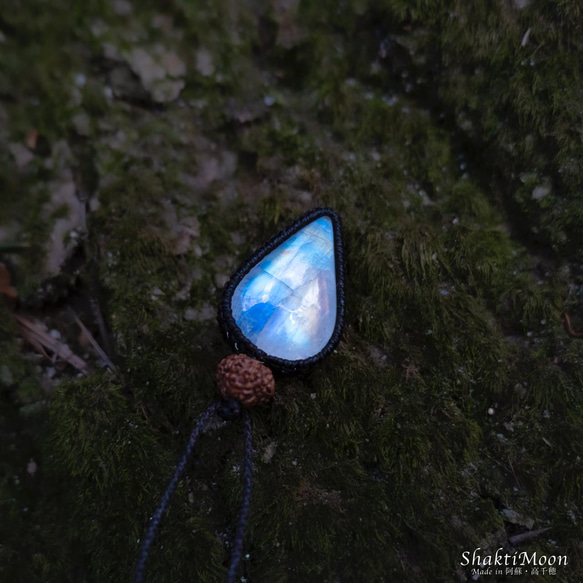 【レア希少！9面！永遠の愛の象徴！優しい愛情で満たされたいあなたへ！レインボームーンストーンと9面ルドラクシャのお守り 8枚目の画像