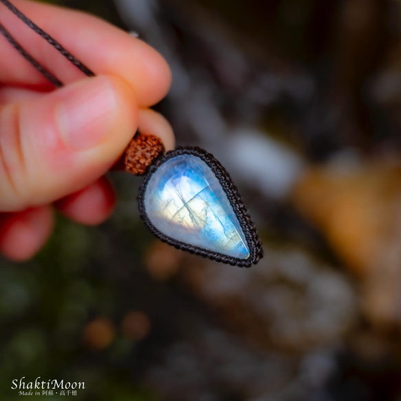 【レア希少！9面！永遠の愛の象徴！優しい愛情で満たされたいあなたへ！レインボームーンストーンと9面ルドラクシャのお守り 1枚目の画像