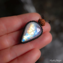 【レア希少！9面！永遠の愛の象徴！優しい愛情で満たされたいあなたへ！レインボームーンストーンと9面ルドラクシャのお守り 3枚目の画像