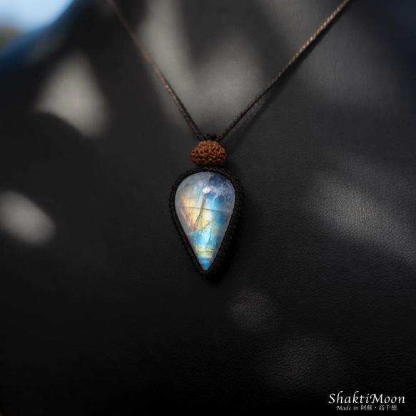 【レア希少！9面！永遠の愛の象徴！優しい愛情で満たされたいあなたへ！レインボームーンストーンと9面ルドラクシャのお守り 12枚目の画像