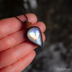 【レア希少！9面！永遠の愛の象徴！優しい愛情で満たされたいあなたへ！レインボームーンストーンと9面ルドラクシャのお守り 2枚目の画像