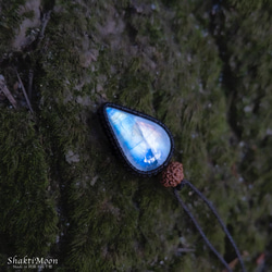 【レア希少！9面！永遠の愛の象徴！優しい愛情で満たされたいあなたへ！レインボームーンストーンと9面ルドラクシャのお守り 7枚目の画像