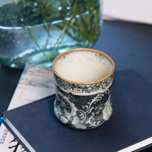 手描き粉彩 花鳥模様のティーカップ  美品 景徳鎮 陶磁器 訳あり中国景徳粉彩 花瓶花鳥図 景徳鎮製 中国古玩 骨董 陶磁器