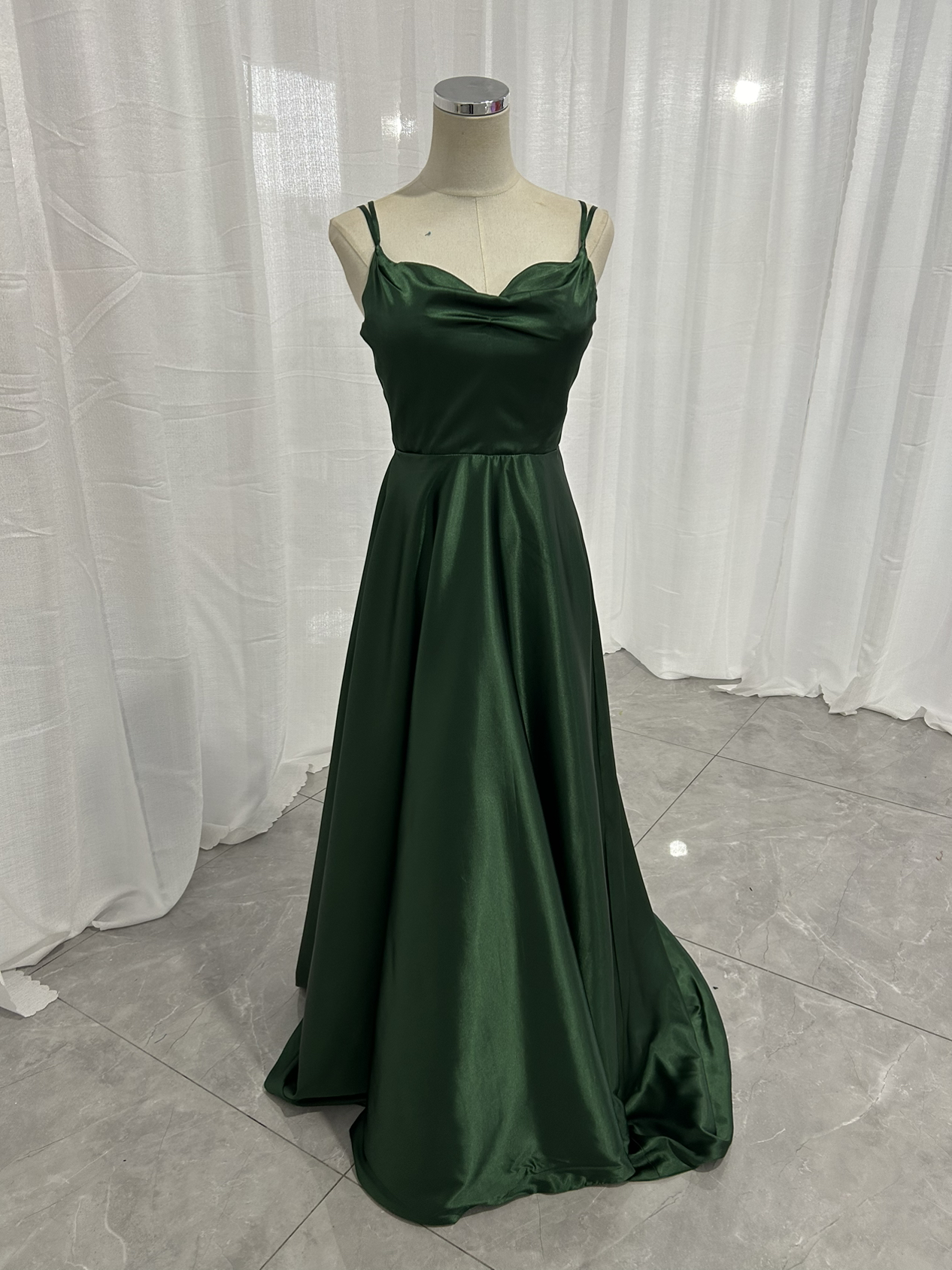 カラードレス グリーン キャミソール クレープ生地 背中見せ 可愛い  