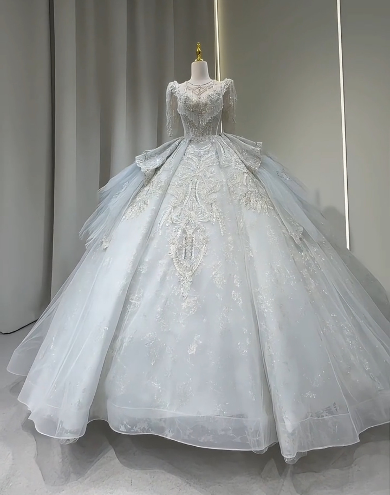 ブルーグレー　シルバー　キラキラ　ラメ入り　王道派　目立つスクエアネック　サイズオーダー可能　華やかなトレーンブライダル