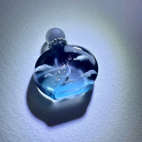 受注制作】幻想レジン-空を閉じ込めたミニ香水瓶 その他インテリア雑貨