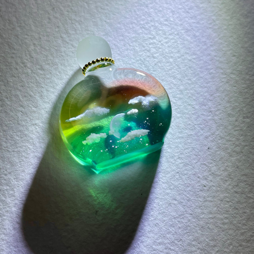 受注制作】幻想レジン-空を閉じ込めたミニ香水瓶 その他インテリア雑貨