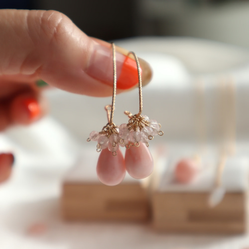 ピアス｝SAKURAカラーのフックピアス／ピンクオパール ピアス